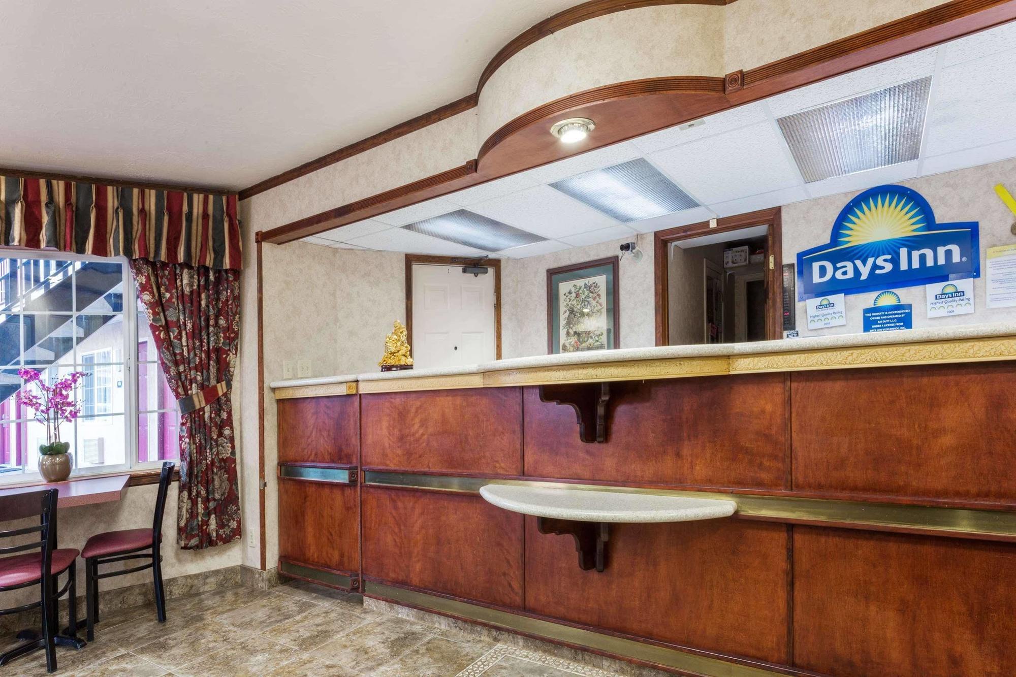 Days Inn By Wyndham Portland Central Esterno foto