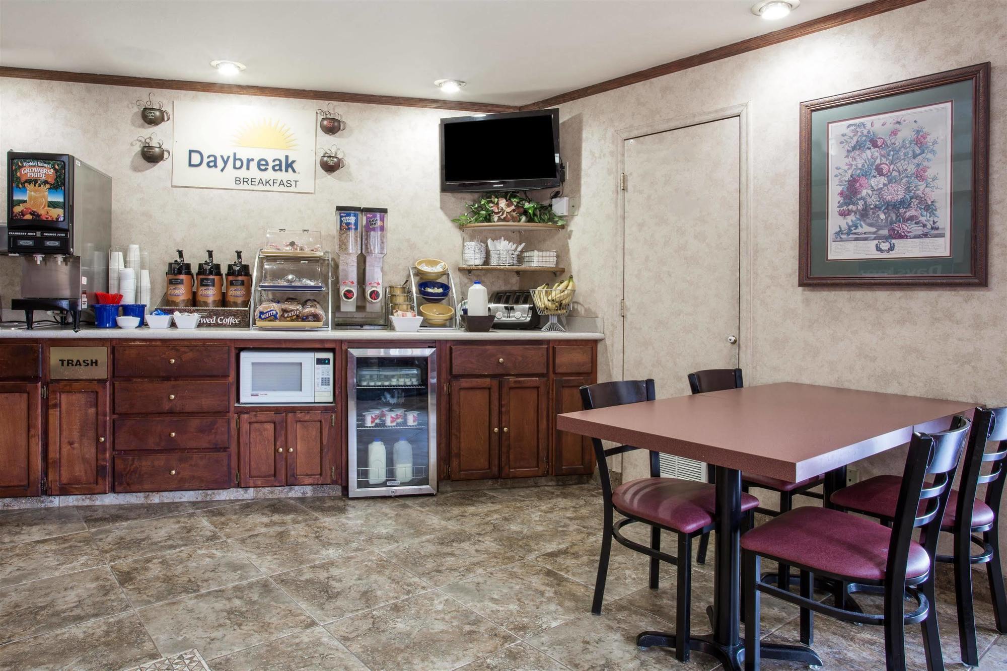 Days Inn By Wyndham Portland Central Esterno foto